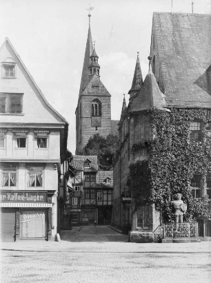 Quedlinburg, Marktplatz, Nordseite mit Rathaus-Ecke, Roland und Stadtkirche St. Benedikti