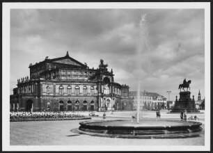 Dresden, Semperoper : Dresden-Altstadt. Semperoper (Staatsoper Dresden) am Theaterplatz und König-Johann-Denkmal
