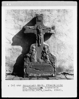 Grabstein in Form eines Kruzifix