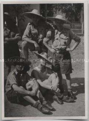 Soldaten mit Strohhüten in Taganrog