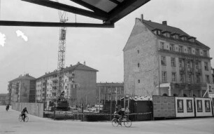 Bebauung der Baulücke Bahnhofplatz 16 durch den ADAC/Gau Nordbaden, dessen Geschäftsstelle in das Erdgeschoß des neuen Hauses einziehen wird.