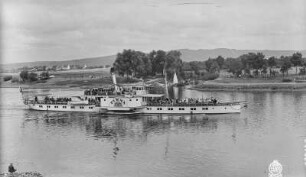 Heidenau. Personen-Seitenraddampfer "Pirna" (1898, Blasewitz) in Fahrt stromauf. Blick über die Elbe nach Pratzschwitz mit Wesenitz-Mündung