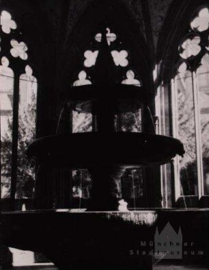 Maulbronn. Dreischaliger Brunnen im Brunnenhaus des Klosters