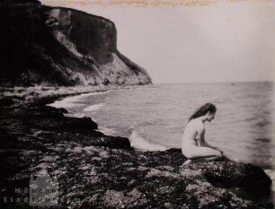 Hiddensee. Weiblicher Akt am Meer