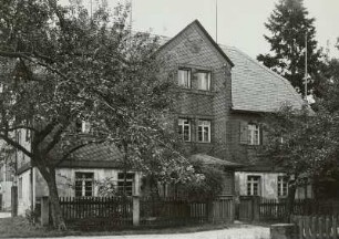 Lohmen, Basteistraße 103. Forsthaus (bezeichnet 1899) an der Sraße Lohmen - Rathewalde - Hohenstein. Straßenansicht mit Einfriedung