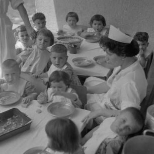 Erzieherinnen mit kleinen Kindern im Kinderheim in Sofia