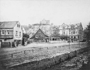 Dorfplatz mit Gasthaus Burgberg