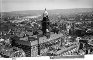 Dresden-Altstadt: Neues Rathaus mit nationalsozialistischem Fahnenschmuck und Umgebung. Luftbild-Schrägaufnahme von Südwesten