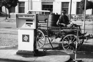 Karlstadt, Karlovac [Kroatien]: Pferdekarren an Tankstelle