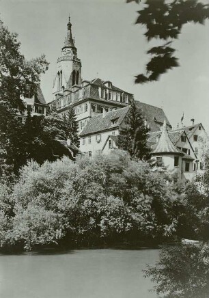 Stadtansicht mit Hölderlinturm und Turm der Stiftskirche