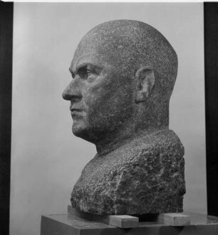 Porträtbüste von Ernst Thälmann : Porträtbüste von Ernst Thälmann. Granit (1953; W. Arnold)