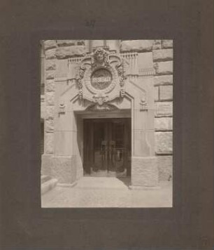 Rathaus, Berlin-Charlottenburg Allegorischer Figurenschmuck an der Fassade: Eingang Ratskeller