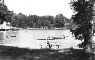 Weixdorf-Friedersdorf. Waldbad Weixdorf. Badeteich mit Pavillon und Gaststätte. Blick von Süden