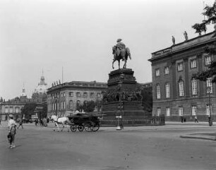 Berlin, Kaiser-Wilhelm-Denkmal : Berlin-Mitte, Unter den Linden. Opernhaus und Kaiser-Wilhelm-Denkmal. Straßenbild