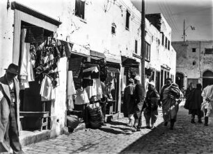 Handelsstraße : Blick durch eine von Läden gesäumte Gasse in Tripolis.