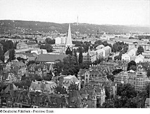 Dresden. Panorama-Aufnahme 10 vom Baukran am Fetscherplatz. Blick über Borsbergstraße mit Herz-Jesu-Kirche und Wohnbebauung Johannstadt West und Striesen Ost mit Versöhnungskirche nach Ost-Südosten gegen Elbhang mit Fernsehturm