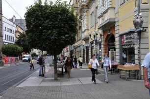 Anger in Erfurt : Das Zentrum der Thüringer Landeshauptstadt Erfurt wird dominiert von vielen historischen denkmalgeschützten Gebäuden. Bild: Blick in die Hauptgeschäftsstraße Anger in Erfurt, 2008
