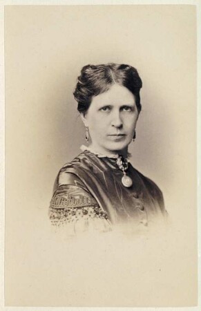 Porträt Aloyse Krebs-Michalesi (1826-1904; Sängerin). Albuminabzug auf Karton (Carte-de-visite mit Atelieraufdruck verso)