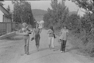 Čičmany. Akt-Pleinair 1980. Günter Rössler und Renate Rössing mit zwei anderen Teilnehmerinnen beim Spaziergang durch das Dorf