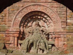 Kaiser Barbarossa im Kyffhäusergebirge : Unterhalb des Kyffhäuser-Monumentaldenkmals sitzt der in Stein gehauene Kaiser Barbarossa, aufgenommen am 28. April 2012