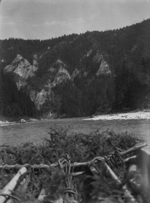 Auf einem Floß : Blick von einem Floß auf den Dunajec und die bergige Landschaft der Pieninen.