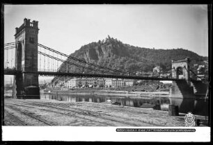 Blick auf Bodenbach an der Elbe mit Kettenbrücke und Schäferwand