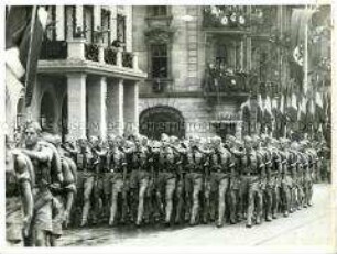 Hitlerjugend marschiert vor Hitler am Deutschen Hof während des Reichsparteitages 1936