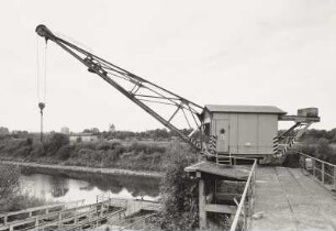 Dresden-Neustadt, Winterhafen : Dresden-Neustadt. Winterhafen der VEB Fahrgastschiffahrt "Weiße Flotte" Dresden. Drehkran, ortsfest auf Stahlbetonstützen am Werkstattgelände. Tragfähigkeit 2000 kg, 1910, Eisenwerk (vormals Nagel und Kaemp) Hamburg