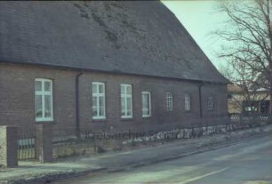Willinghusen: Hufnerhaus: traufseitige Straßenfront: links Wohntrakt, rechts Wirtschaftstrakt