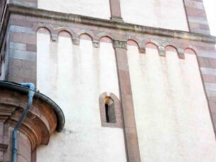 Nordturm von Norden - Gesims und Bogenfries im mittleren Geschoss