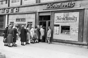 Menschenschlange vor einem Geschäft (Koschwitz)
