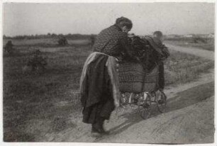 Ohne Titel (Frau und Kind mit reisigbeladenem Kinderwagen auf dem Weg nach Charlottenburg)