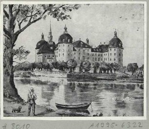 Das Jagdschloss Moritzburg bei Dresden vom Ufer des Schlossteiches aus gesehen, im Vordergrund ein Jäger und ein Boot