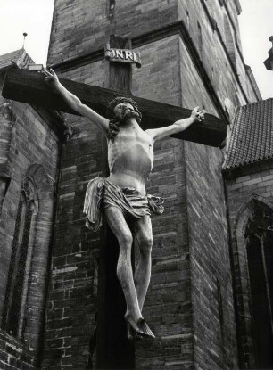 Kreuz auf dem Platz zwischen Dom und Severikirche in Erfurt