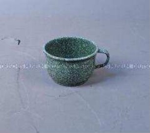 Tasse, grau/grün emailliert, aus Kriegsmaterial