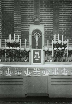 Altar : Altar. Stein, Metall (1928/1929). Güstrow, Katholische Kirche Sankt Mariae Himmelfahrt
