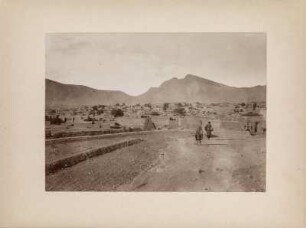 Straße nach Kermanschah : Straße nach Kermanschah. Im Hintergrund das Zagros-Gebirge.