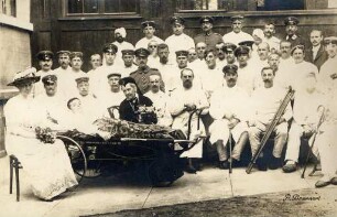 Erster Weltkrieg - Lazarett III Gewerbeschule Karlsruhe. Großherzogin Luise und Erbgroßherzogin Hilda zu Besuch bei Verwundeten
