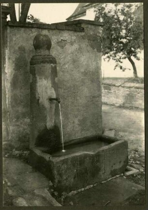 Straßenkreuzung. Laufbrunnen, Sandstein