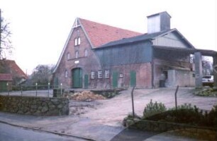 Bünningstedt: Dorfstraße: giebelständiges Bauernhaus: Straßenfront Wirtschaftstrakt mit Scheunentor: rechts Querbau Stallgebäude: davor Misthaufen