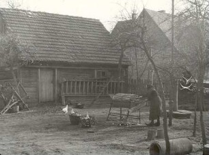 Wirtschaftsgebäude in Nochten : Bauwesen - Wirtschaftsgebäude und Gehöfte. Ort: Wochozy / Nochten. Gebohlter Schuppen und Vorrichtung zum Säubern von Kartoffeln.