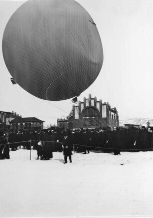 Jena. Ballonfahrertreffen. Startplatz für Ballonfahrt. Vorbereitung für den Ballonstart. Der Ballon richtet sich auf. Blick gegen ein Fabrikgebäude