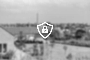 HAKO-Werke GmbH: Maschinenbauunternehmen: Lübecker Straße: links Verwaltungsgebäude, hinten Werkgebäude: davor Grünanlage: dahinter Gasometer und Schornstein: hinten Häuser