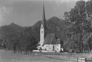 Fischhausen am Schliersee, Wallfahrtskirche St. Leonhard : Fischhausen-Schliersee. Filial- und Wallfahrtskirche St. Leonhard (1651; Hans und Jörg Zwerger zugeschrieben, Turm 1666-1668). Ansicht mit Hirschgröhrkopf (1260 m)