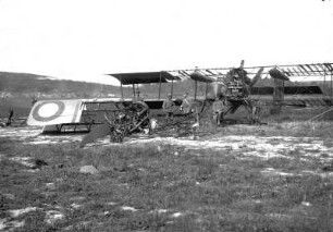 Erster Weltkrieg : Deutsche Soldaten vor zerstörtem Flugzeug