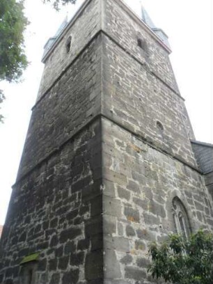 Evangelische Kirche - Kirchturm (gotisch gegründet) von Südwesten mit Werksteinen im Mauersteinverband in Übersicht
