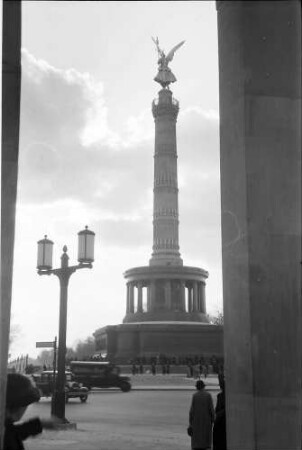 Berlin: Großer Stern; Siegessäule; Vordergrund Laterne und Treppenhaussäule