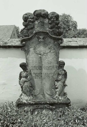 Doppelgrabmal der Familie Schwarz mit Tugenden-Standfiguren