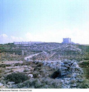 Comino, Insel. St.-Marija-Tower (Wachturm) : Blick über die Hochfläche an der Südspitze der Insel zum St.-Marija-Tower (Wachturm), im Vordergrund Trockenmauer (Feldgrenze)