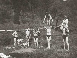 Wandervogelbewegung. Gruppe bei Kraftsportübungen im Freien